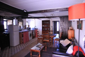 The spacious open-plan kitchen-diner-lounge / El amplio salón-cocina-comedor 